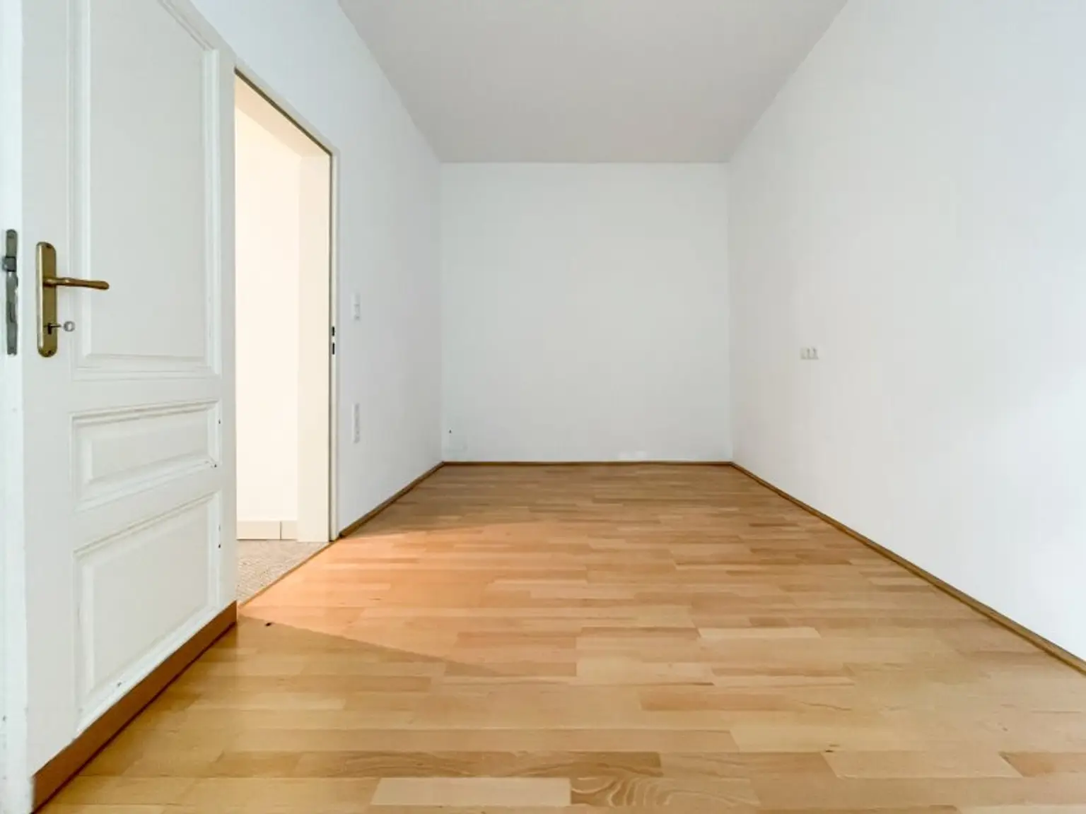 NÄHE LAINZER TIERGARTEN: Charmante 3-Zimmer-Gartenwohnung mit 218m² privater Grünfläche