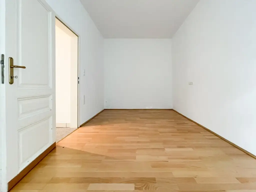 NÄHE LAINZER TIERGARTEN: Charmante 3-Zimmer-Gartenwohnung mit 218m² privater Grünfläche