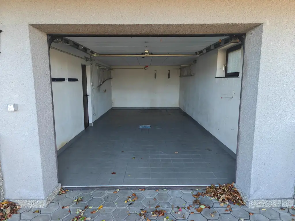 ca. 160m² NFL | Einfamilienhaus im Grünen | große Garage & Keller | Renovierungsbedarf