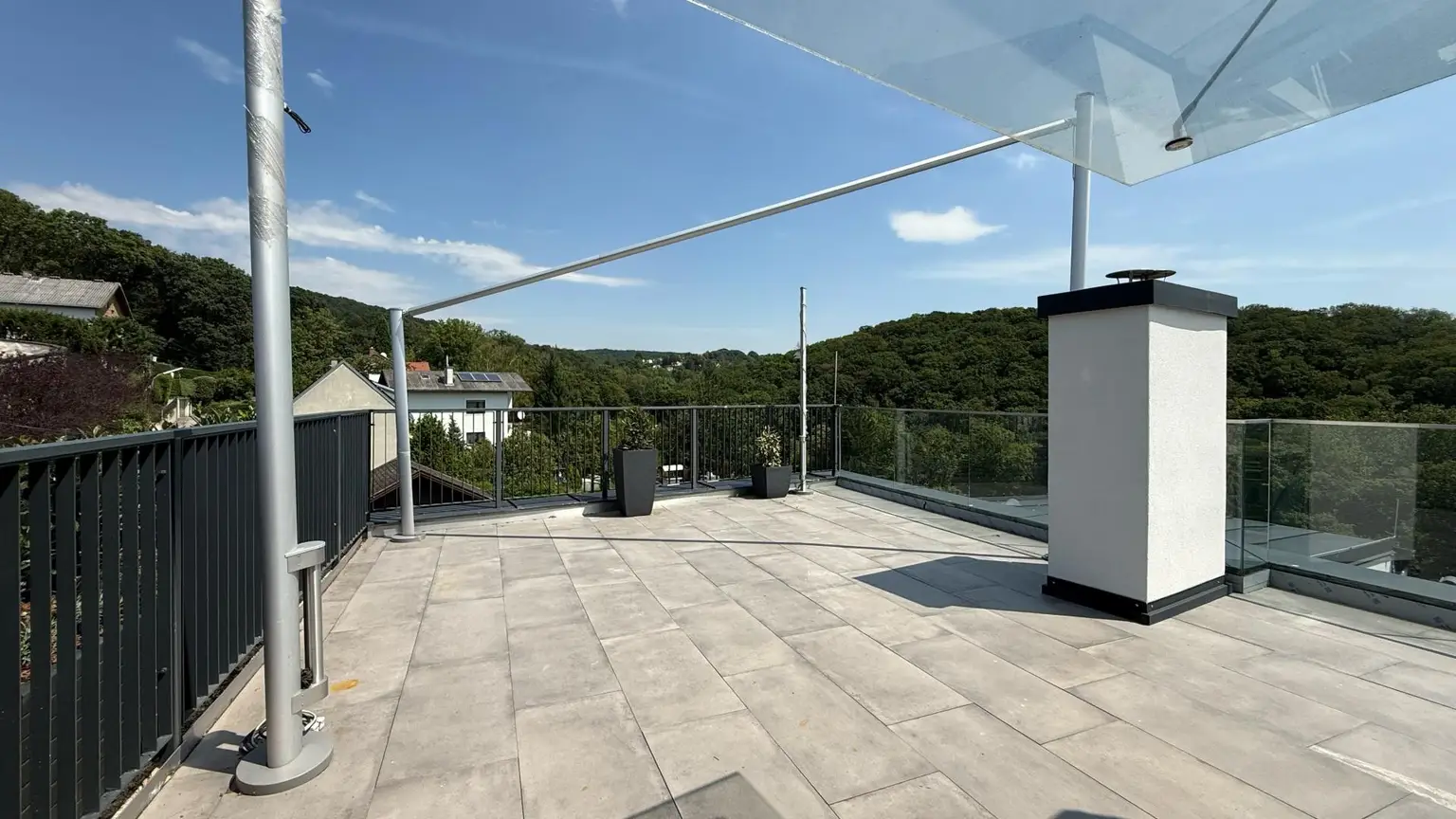 LUXUS, Ruhe, Fernblick| Große TERRASSE| BALKONE | EIGENES POOL