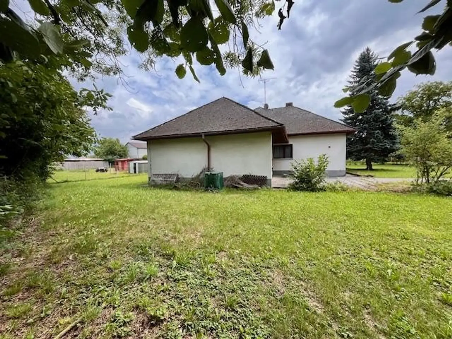 Ruhig gelegenes Baugrundstück mit Altbestand am Stadtrand von Wels zu verkaufen