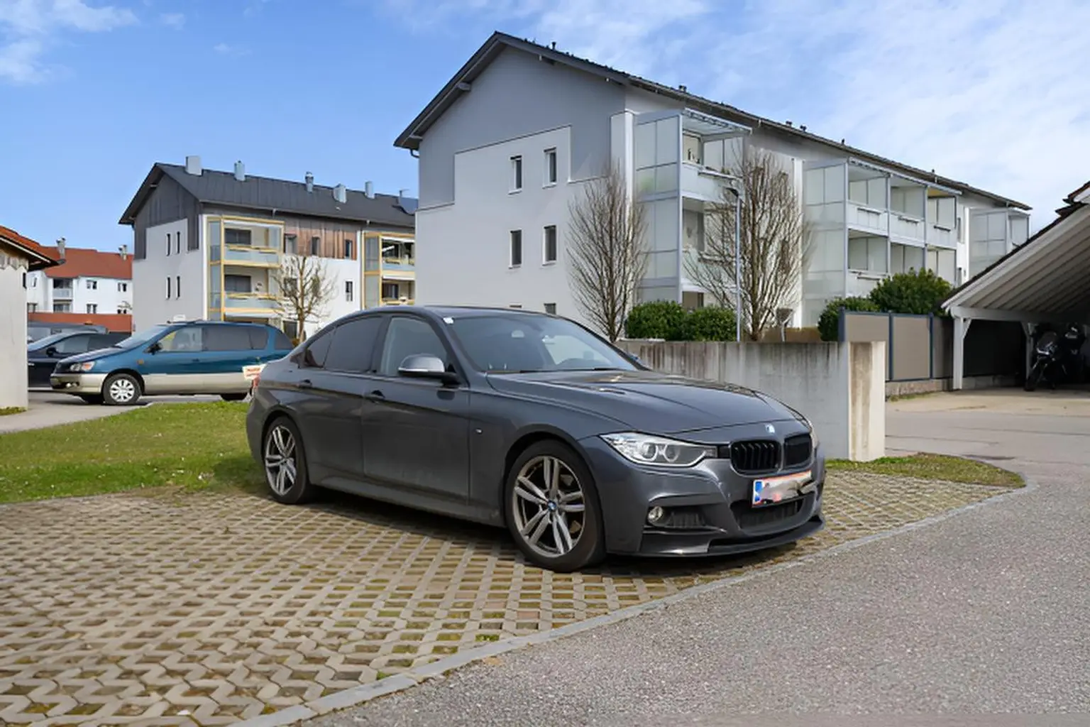 zugeordneter KFZ-Stellplatz im Freien
