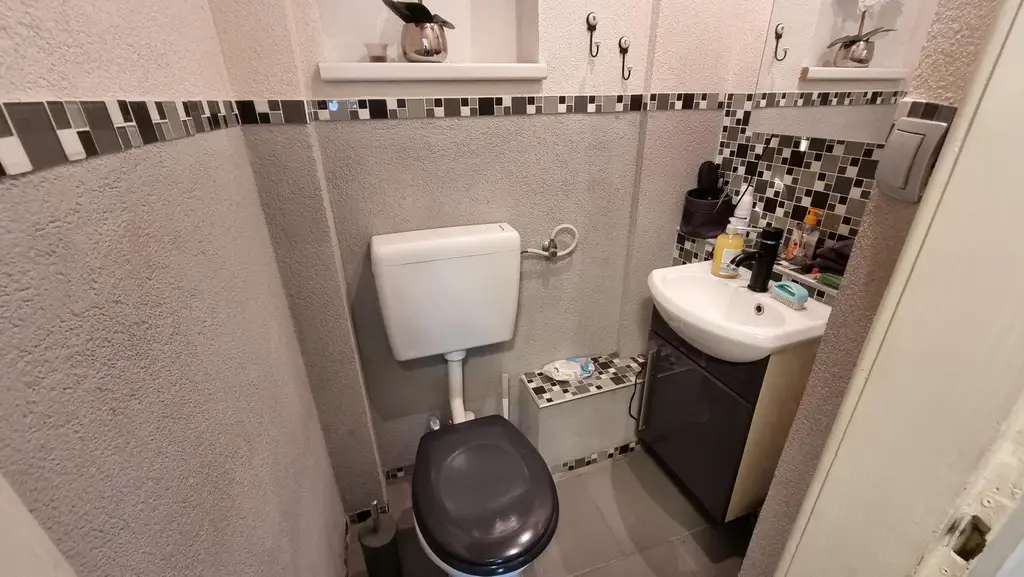 Einfamilienhaus mit Pool und großem Garten in verkehrsgünstiger Lage