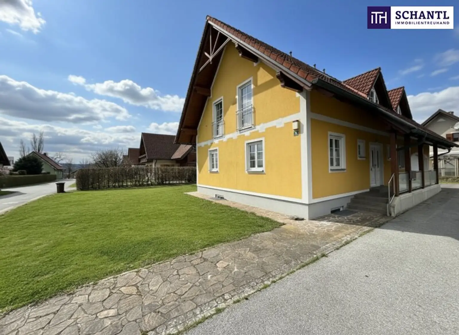 SONNENLAGE - Neuwertiges ca. 160m2 großes Traumhaus mit idyllischem Garten + Terrasse, 2 Garagen & Top-Ausstattung in Ruhelage