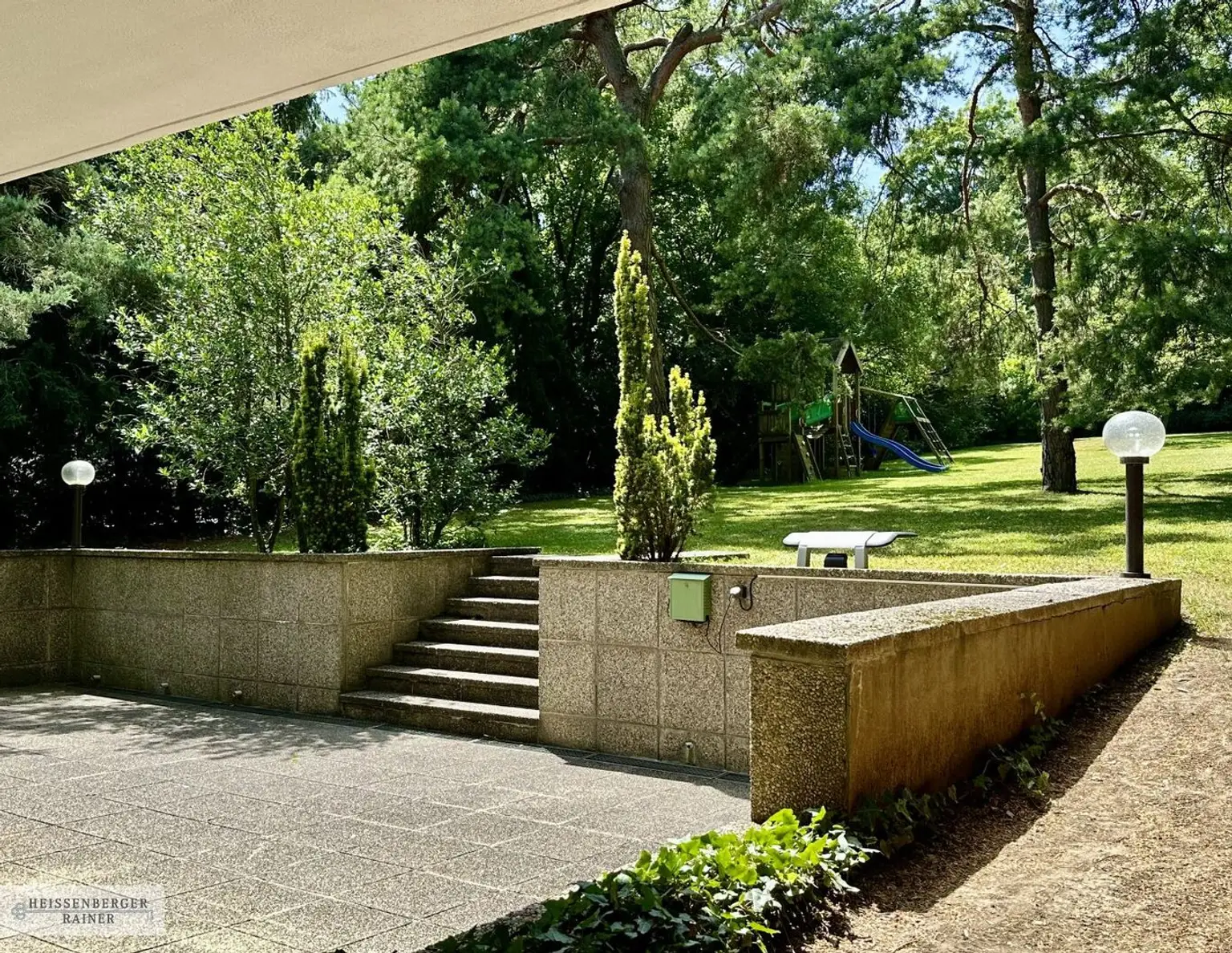 REPRÄSENTATIV, SEHR PRIVAT, VOLLMÖBLIERT /// NEUBAUVILLA MIT GROSSEM GARTEN IN DORNBACH