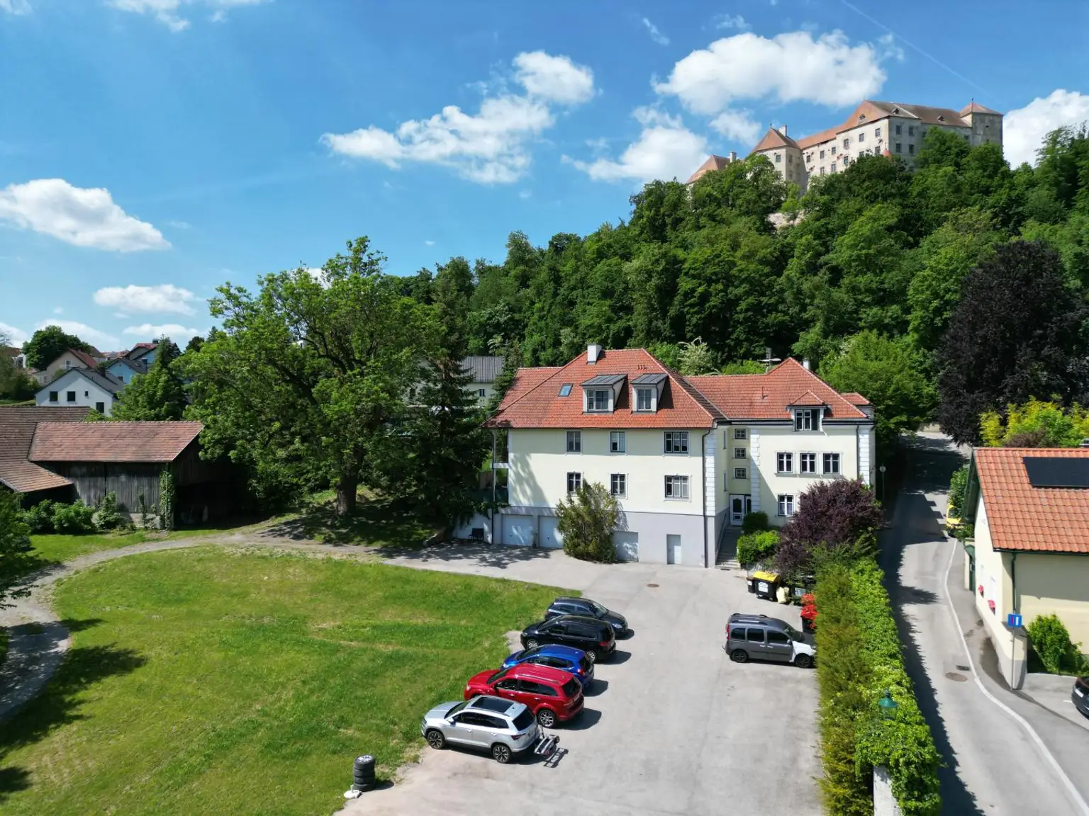Ansicht mit Parkplatz