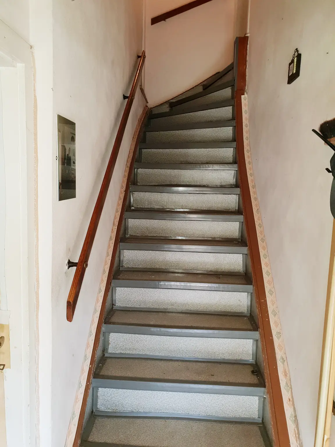 Sanierungsbedarf - Doppelhaushälfte mit Garten + Nebengebäude!!