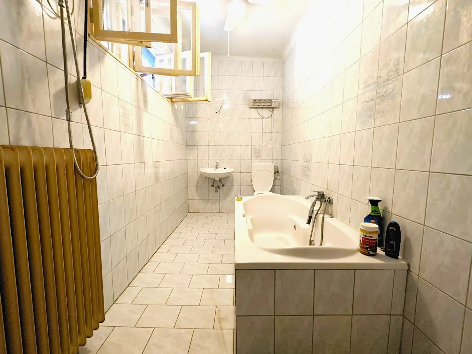 Zweifamilienhaus / Gewerbeobjekt  mit Nebengebäude zu verkaufen!