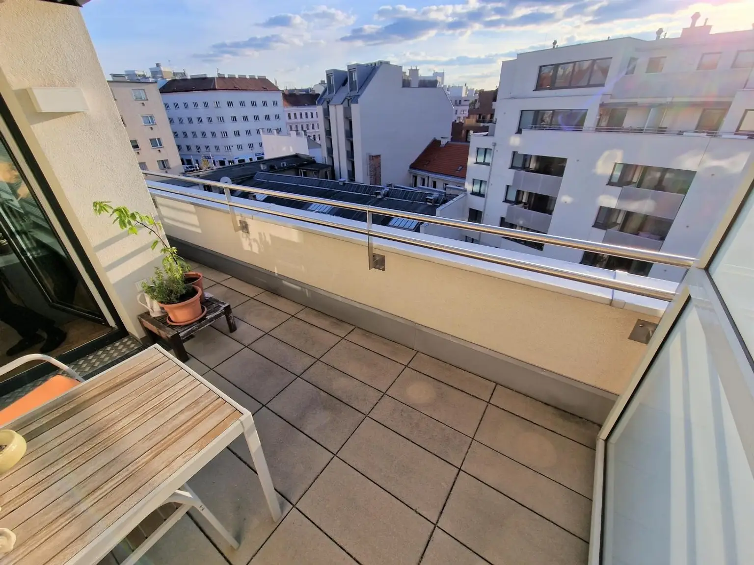 Moderne, westseitige DG-Terrassenwohnung - Nähe U4 und 5.Bezirk