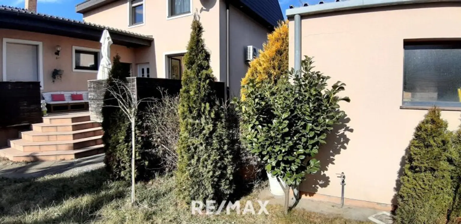 Haupthaus und Garage Rückseite