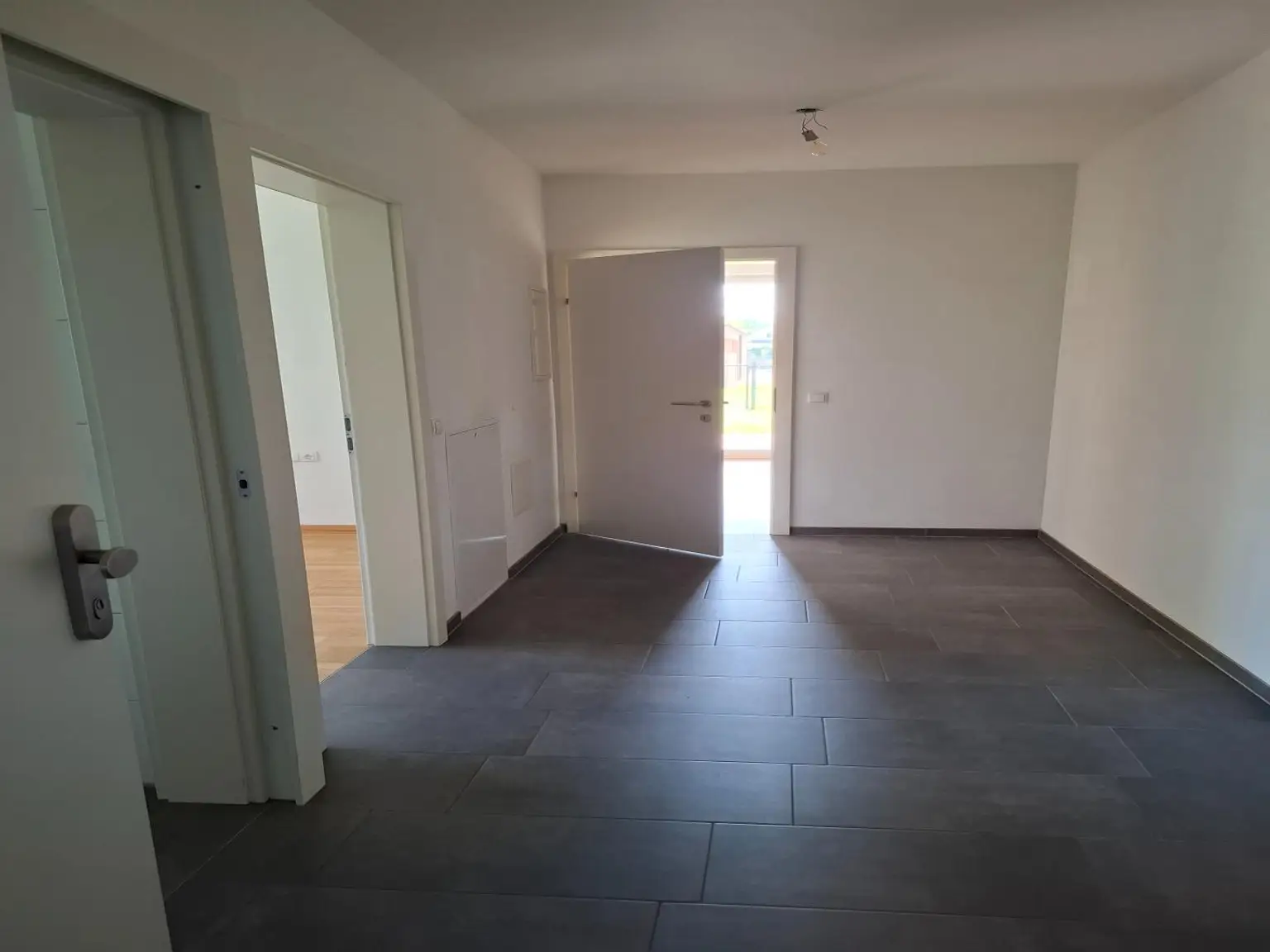 2-Zimmer-Wohnung mit Terrasse/Eigengarten und Tiefgaragenparkplatz