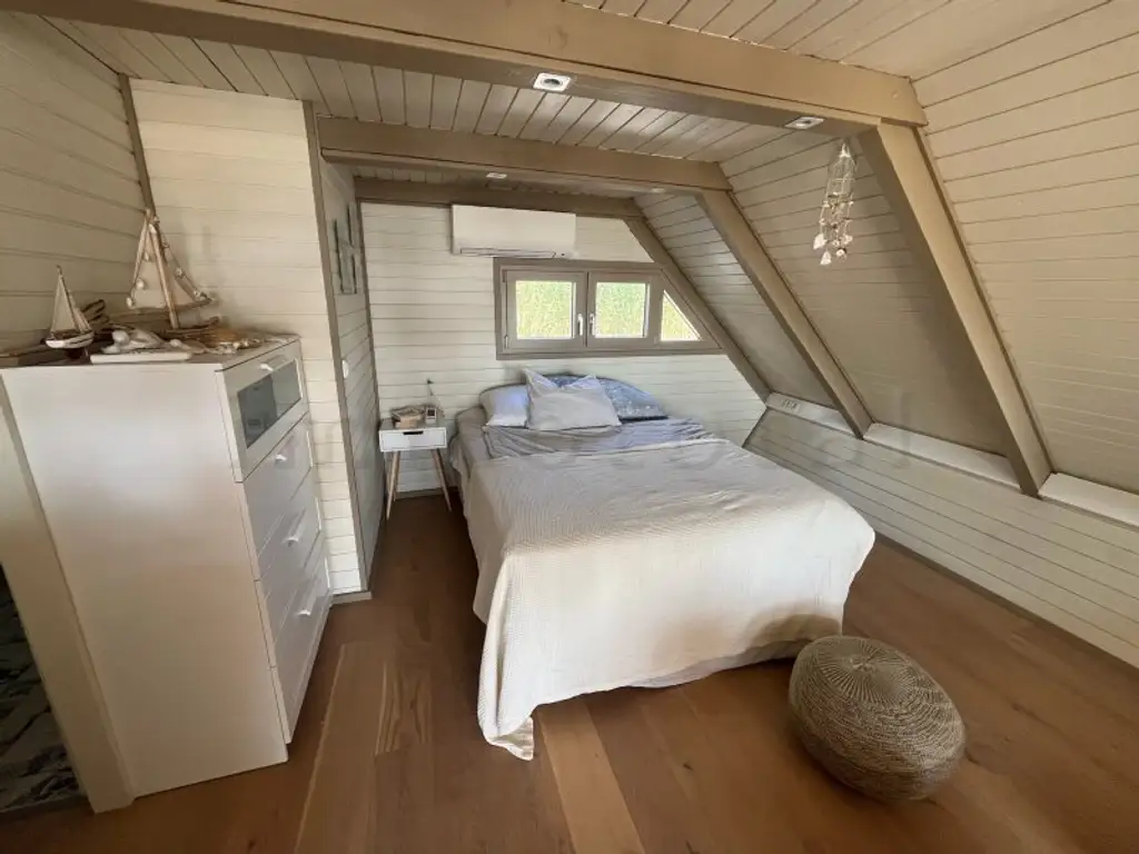 Neu adaptierte Spitzhütte in Toplage am offenen See