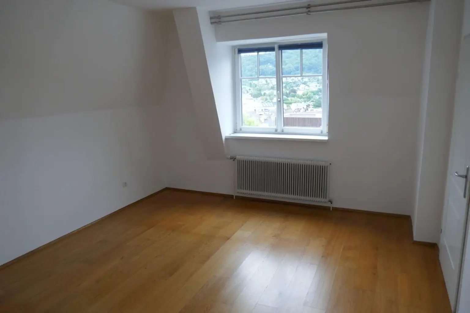 Schöne Villenwohnung in Aussichtslage mit Balkon und Parkplatz