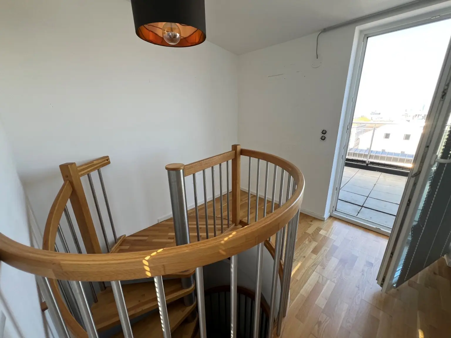 5 | MODERNE Dachgeschosswohnung - Top Zustand, Terrasse mit Ausblick | Prima Service Immobilien
