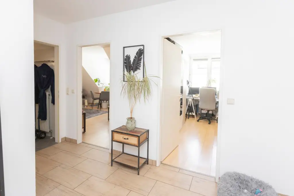 Dachgeschoß-Wohnung in U4- und Schönbrunn-Nähe