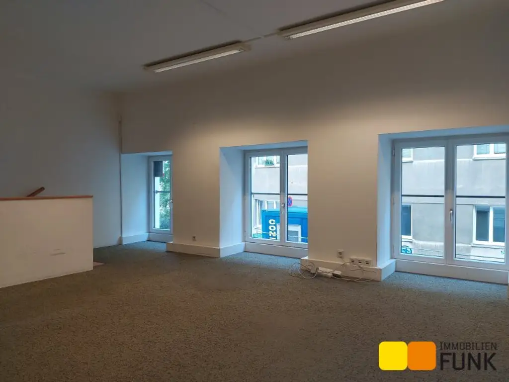 Attraktives Büro mit eigener Garage und zusätzlicher Lagerfläche