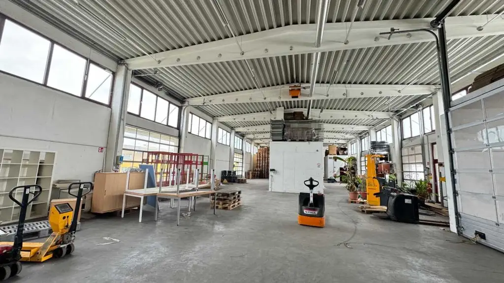 Bestandsfreie Gewerbeliegenschaft mit Lagerhalle & Bürotrakt