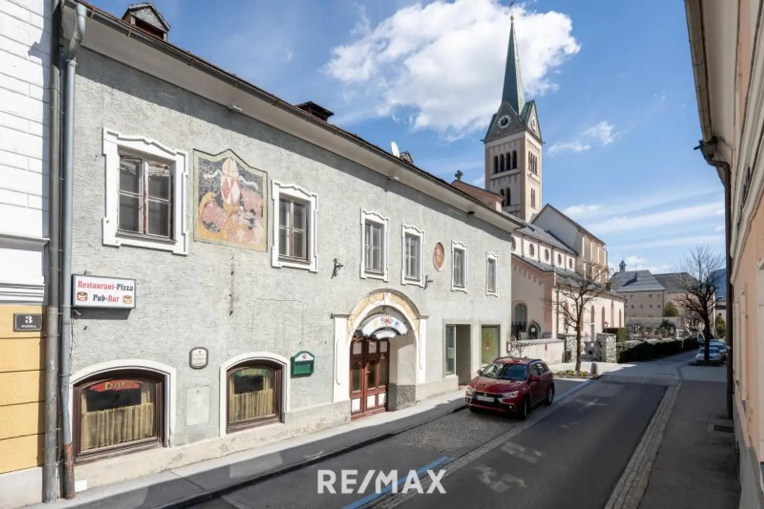 Stadthaus mit Ansicht Kirche + Parkplätze