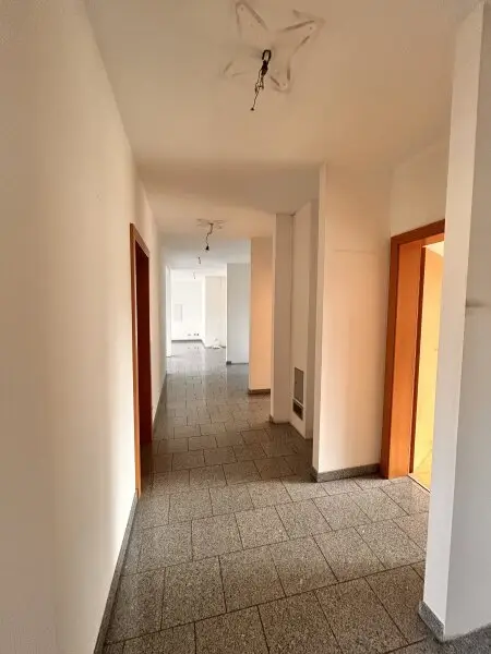 Geräumige Wohnung mit 7 Zimmern, Garten und 2 Stellplätzen bietet Platz zur Entfaltung