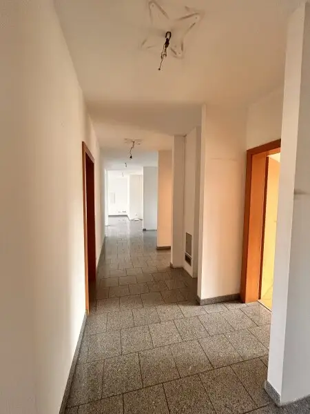Geräumige Wohnung mit 7 Zimmern, Garten und 2 Stellplätzen bietet Platz zur Entfaltung
