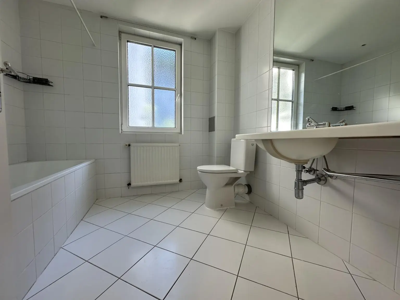 Bad mit Badewannne Hofseitig
