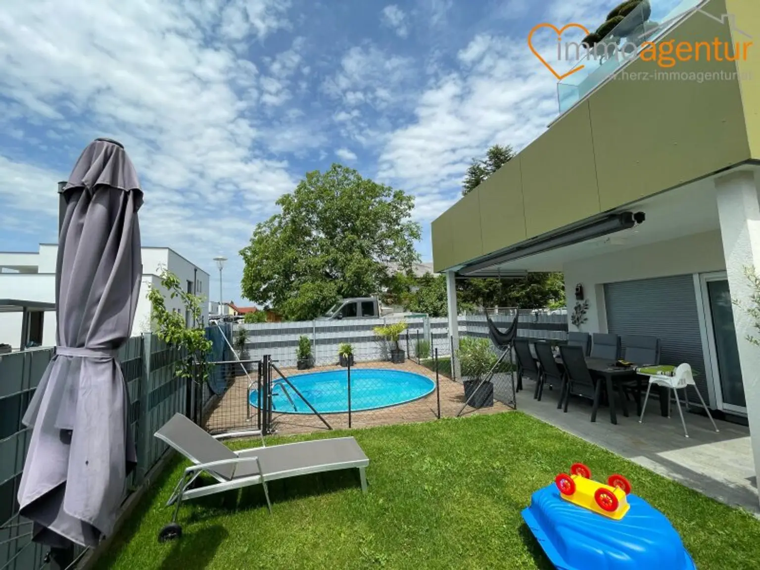 Family-Feeling trifft Wohnkomfort!  Neuwertig, modern, familienfreundliche Gartenwohnung mit Pool zum Verlieben!
