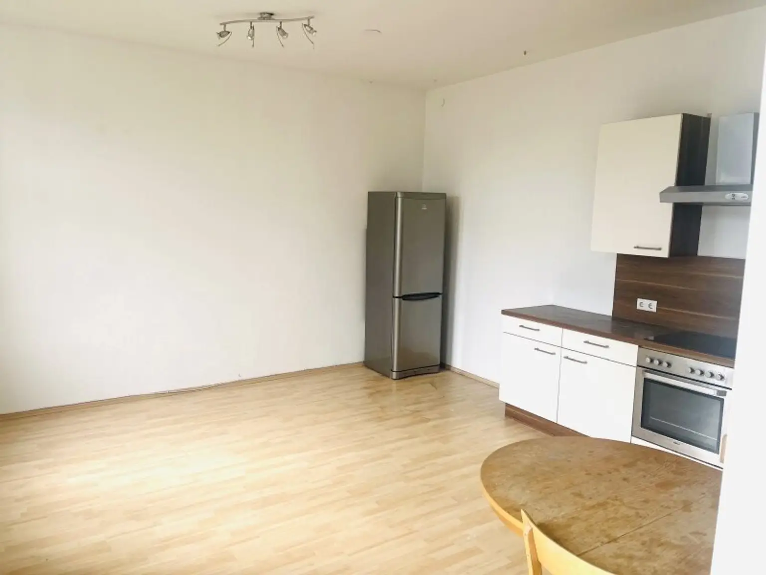 Nähe Alte Donau! 4-Zimmerwohnung mit Potenzial –  (Loggia 17 m2 eingereicht, WG tauglich!)