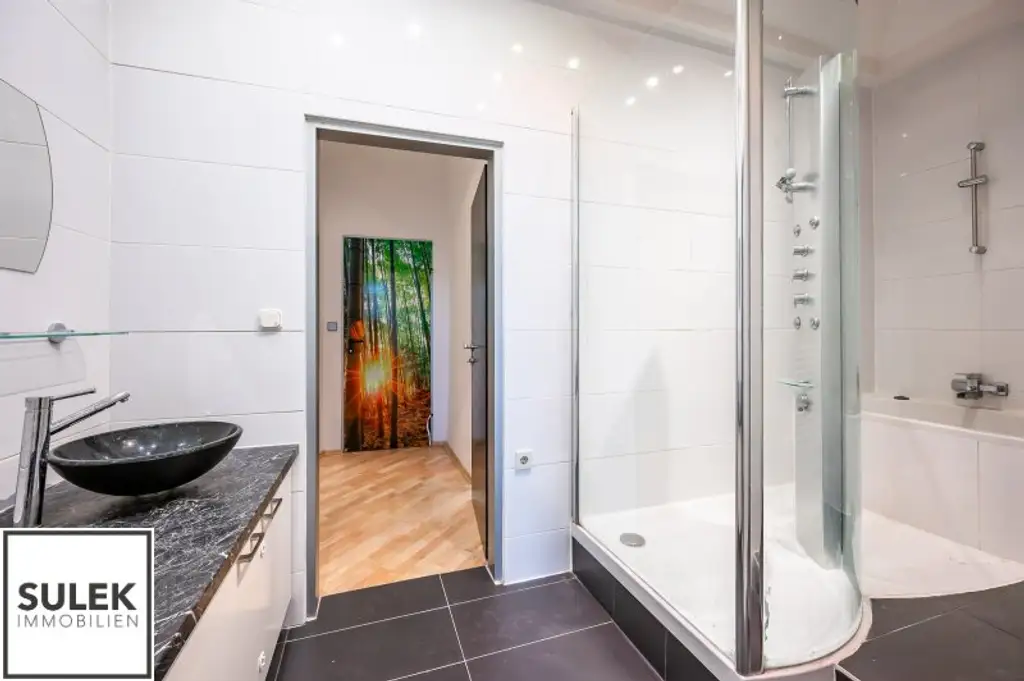 Adaptierungsbedürftige Erkerwohnung direkt beim Schloss Schönbrunn - 3 Zimmer