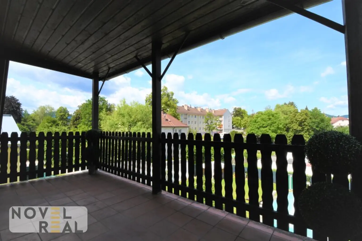 Sanierter Jugendstilaltbau mit Nebengebäude auf großem Grundstück mit Swimmingpool im Bezirk BADEN