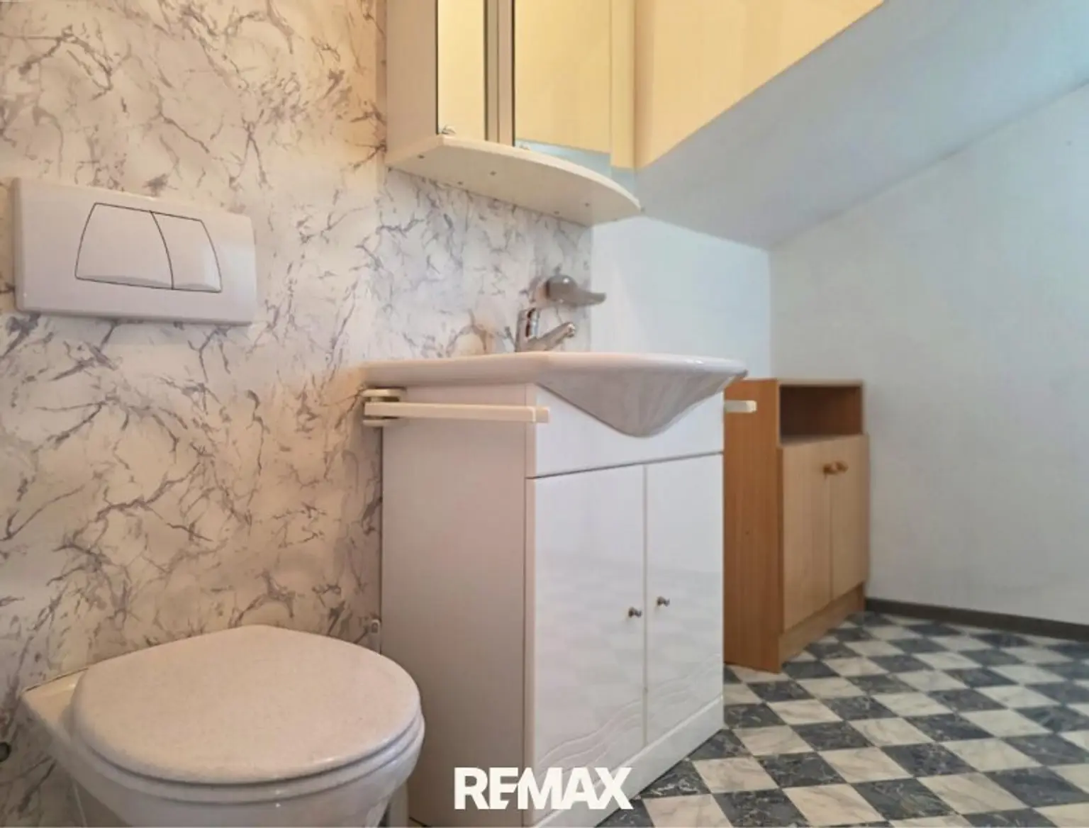 23 EFH 2000 DG Toilette