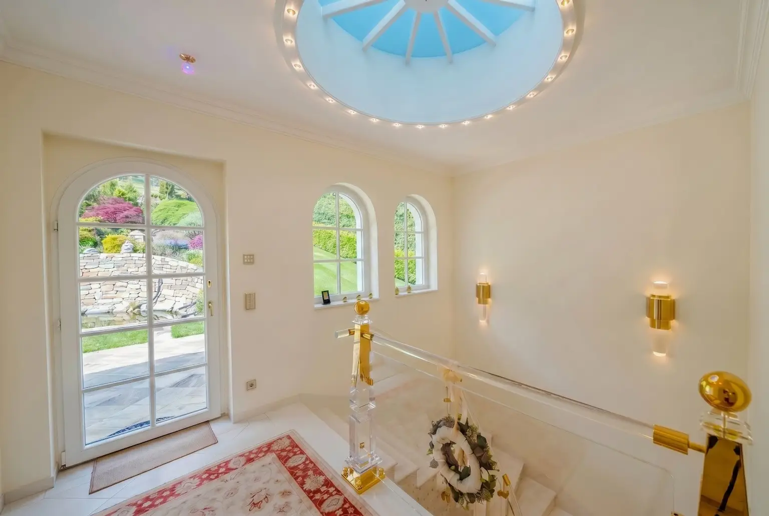 Traumhafte Villa mit Indoor Pool + großem Garten zu verkaufen!