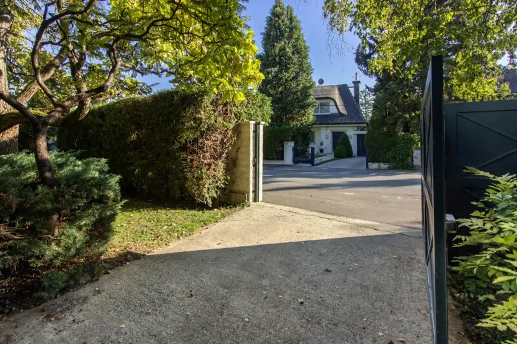 Familienheim mit Privatsphäre - Elegantes Wohnen in Harmonie mit der Natur