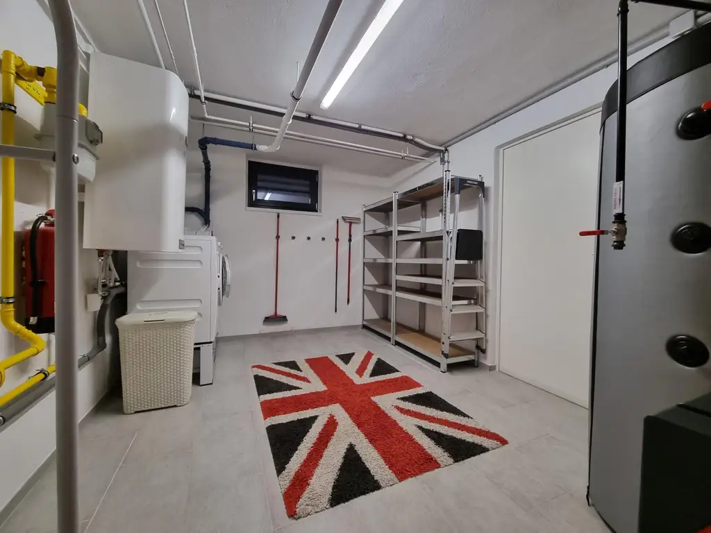 LIEBEVOLLER BUNGALOW MIT GEPFLEGTEM GARTEN IN TRAUMHAFTER RUHELAGE