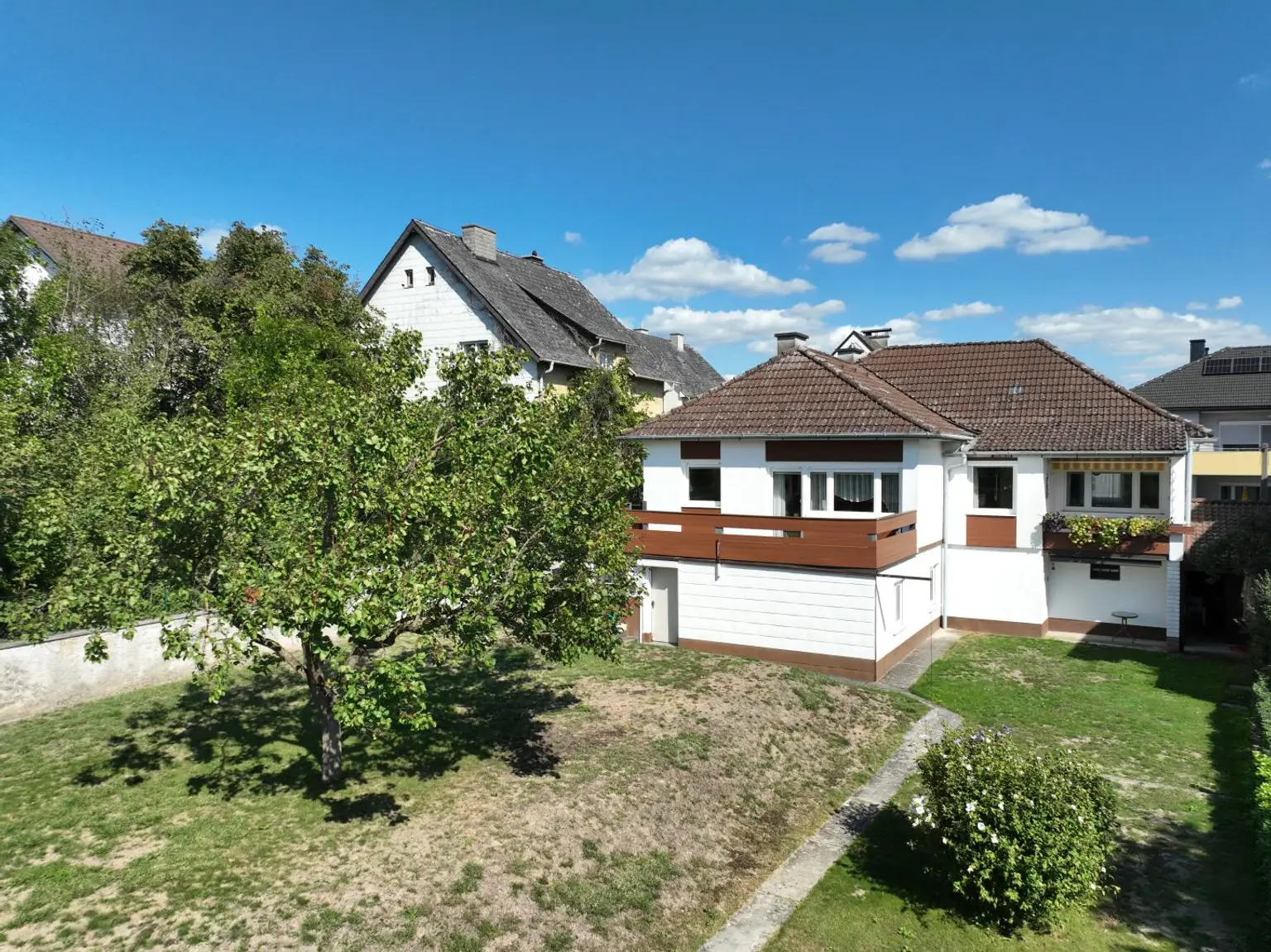 HF Haus mit sonnigem Garten