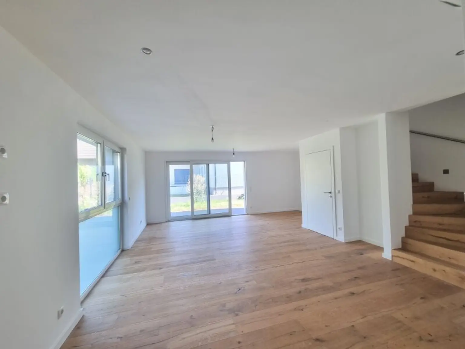 Modern & komfortabel: Erstbezug mit Terrasse und Garten, zwei Balkonen, Dachterrasse & eigenem PKW-Stellplatz