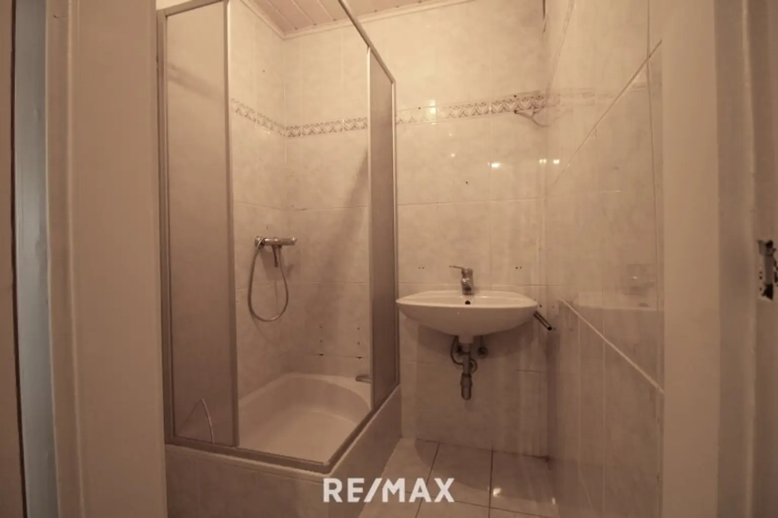 2-Zimmer-Wohnung mit Balkon – zur Sanierung Nähe Milleniumtower