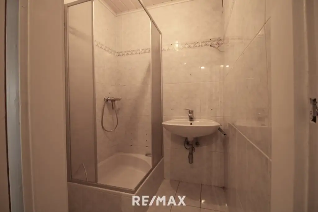 2-Zimmer-Wohnung mit Balkon – zur Sanierung Nähe Milleniumtower