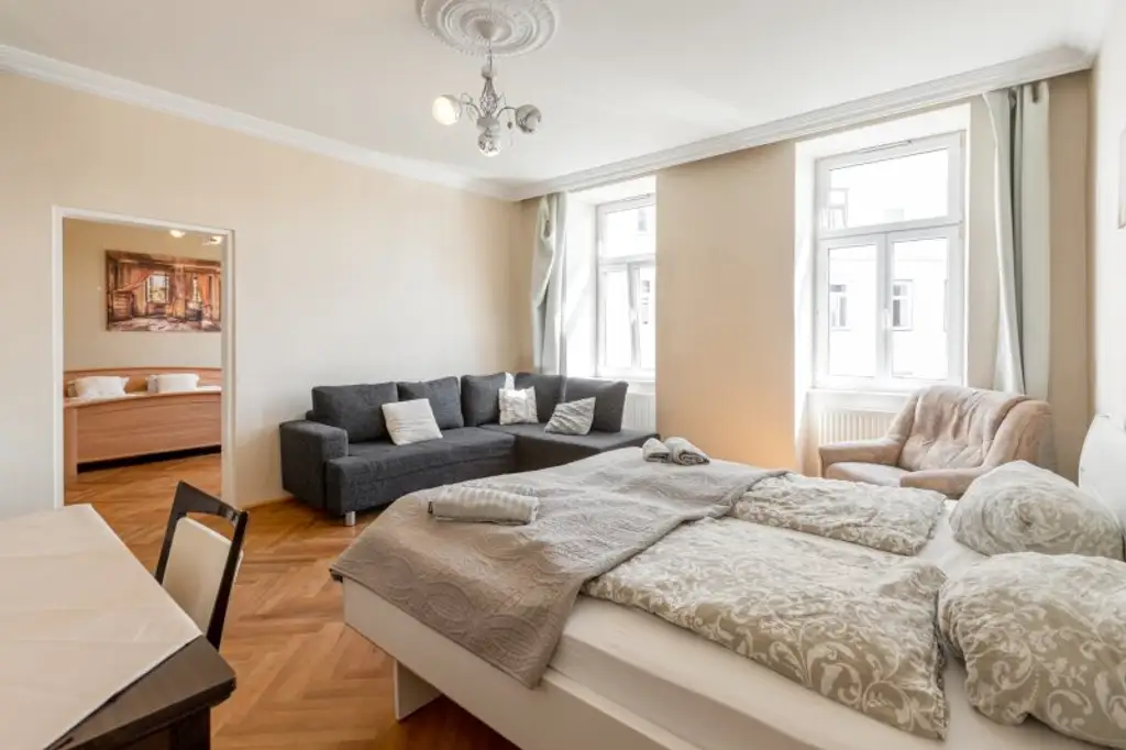 TOP ANGEBOT! Helle 3-Zi.-Altbauwohnung mit zukünftigen Balkon!