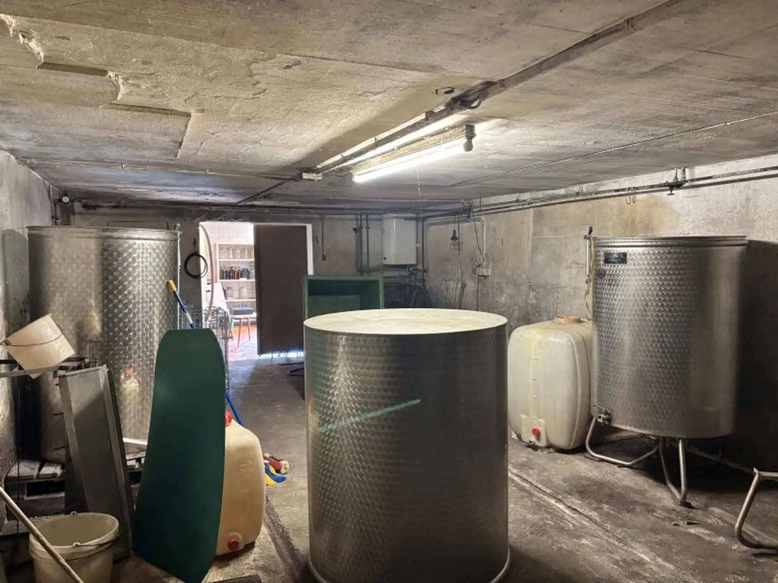 ** LEGENDE IN DER WEINIDYLLE ** D. Ehrensdorf !! Gepflegtes Haus mit ca. 245 m2 Nfl. in gediegener Ortsrandlage - Hauptwohnsitz möglich !!