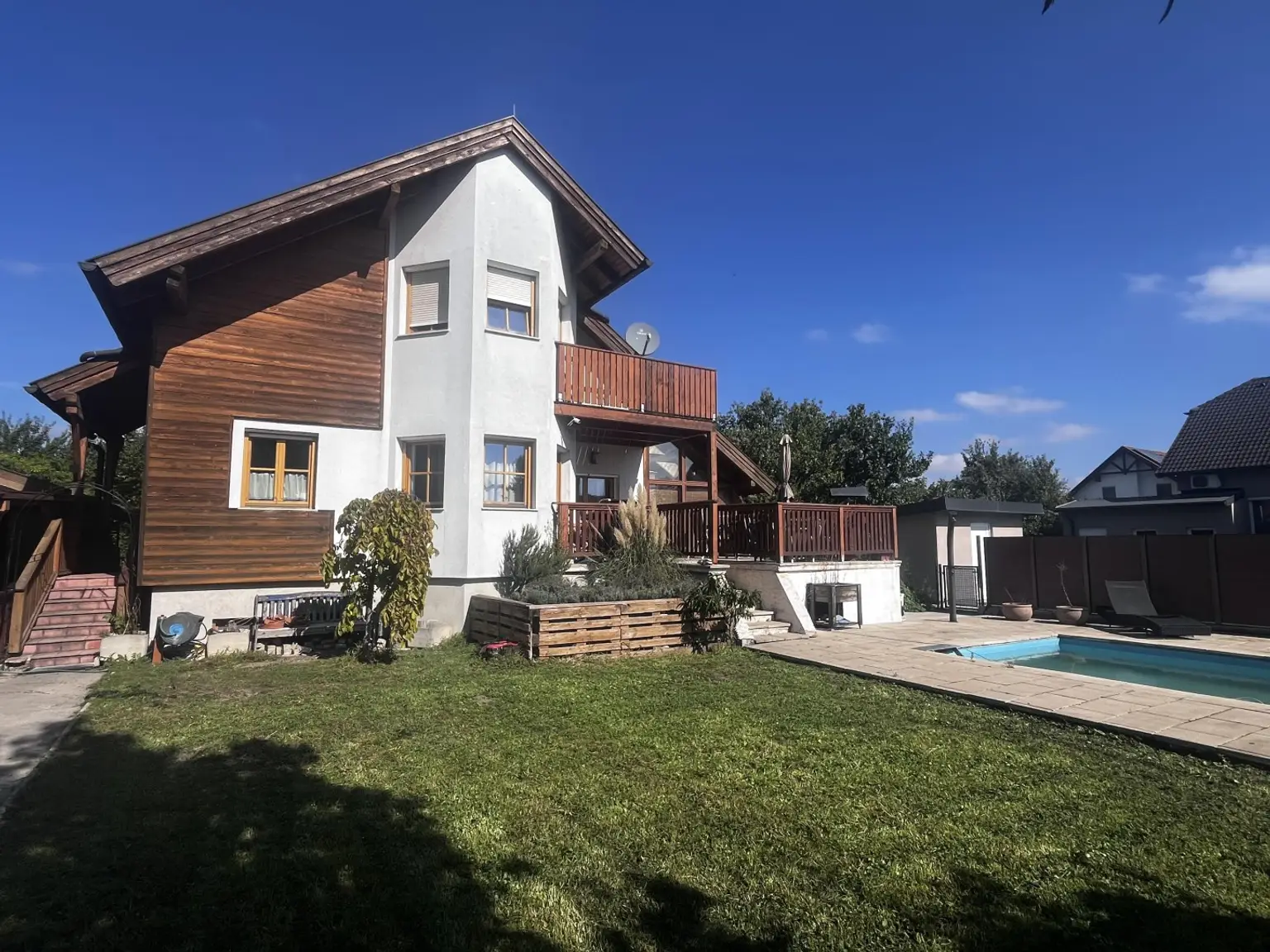"Solides, Charmantes Haus mit Garten und Pool"