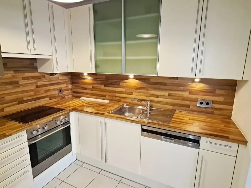 NASCHMARKT-NÄHE, 62 m2 Dachgeschoß, 2 Zimmer, Küche, Wannenbad, Parketten, U4-Nähe, Kettenbrückengasse