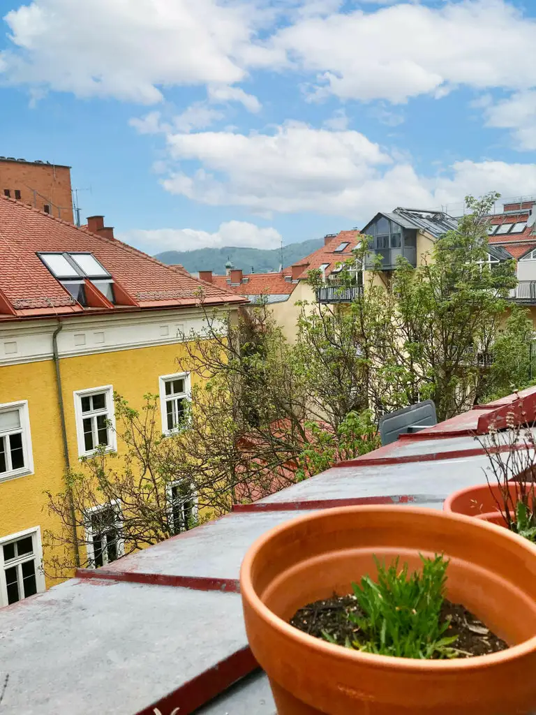 Charmante 3-Zimmer-Dachgeschosswohnung mit Lift am Opernring – Urbanes Wohnen im Herzen von Graz