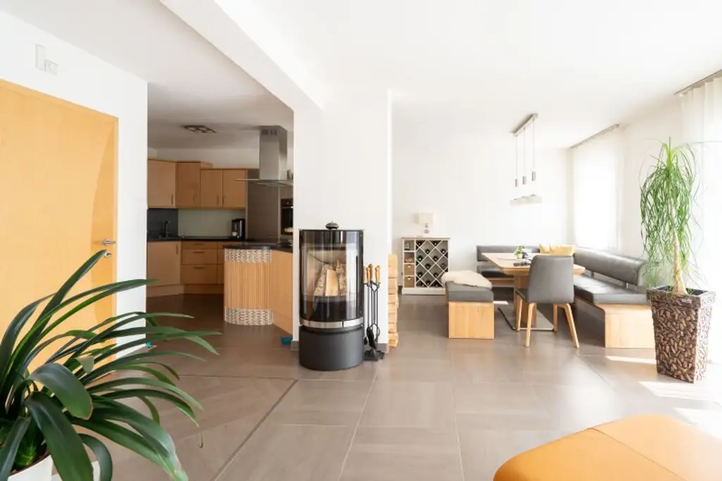 Traumhafte Doppelhaushälfte in Rutzing – Modernes Wohnen mit Pool, Kamin und großzügigem Garten!