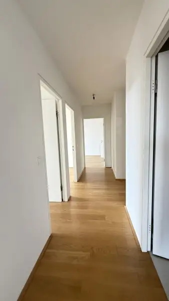 UNBEFRISTETE 4-Zimmer im Neubau mit Freifläche