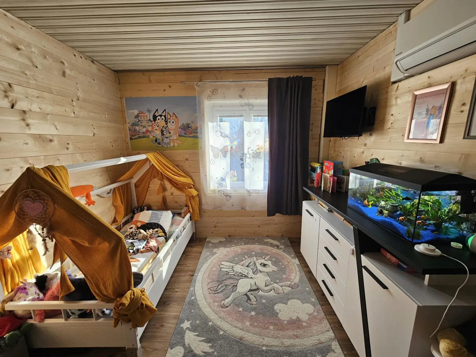 Großzügiges Zweifamilienhaus mit Garten und Pool