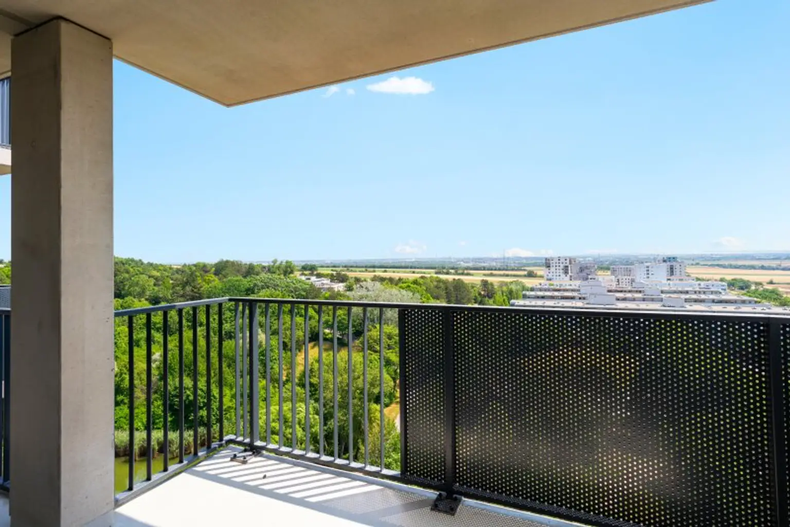 TABA Tower - Serviciertes Apartment mit grandiosem Fernblick direkt an der U1 Oberlaa - begehbarer Kleiderschrank, inkl. Heizung, Kühlung, Strom, Internet und Fitnessraum!