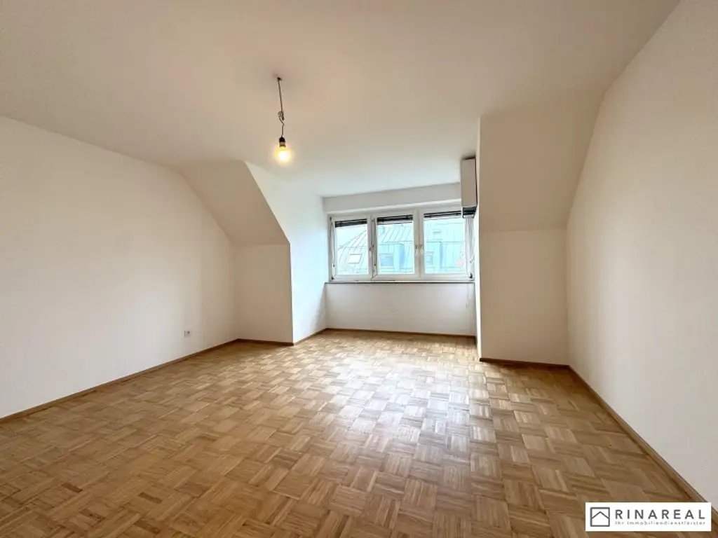 Großzügige und helle 2 Zimmer Wohnung im Dachgeschoss | ca. 63 m² | Klimaanlage | zzgl. PKW-Stellplatz | Friedrich Schiller-Straße