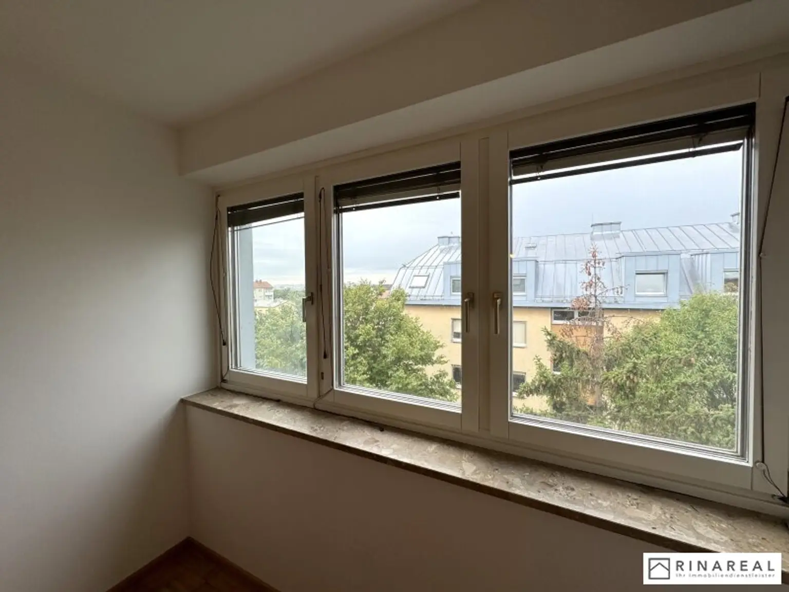 Großzügige und helle 2 Zimmer Wohnung im Dachgeschoss | ca. 63 m² | Klimaanlage | zzgl. PKW-Stellplatz | Friedrich Schiller-Straße