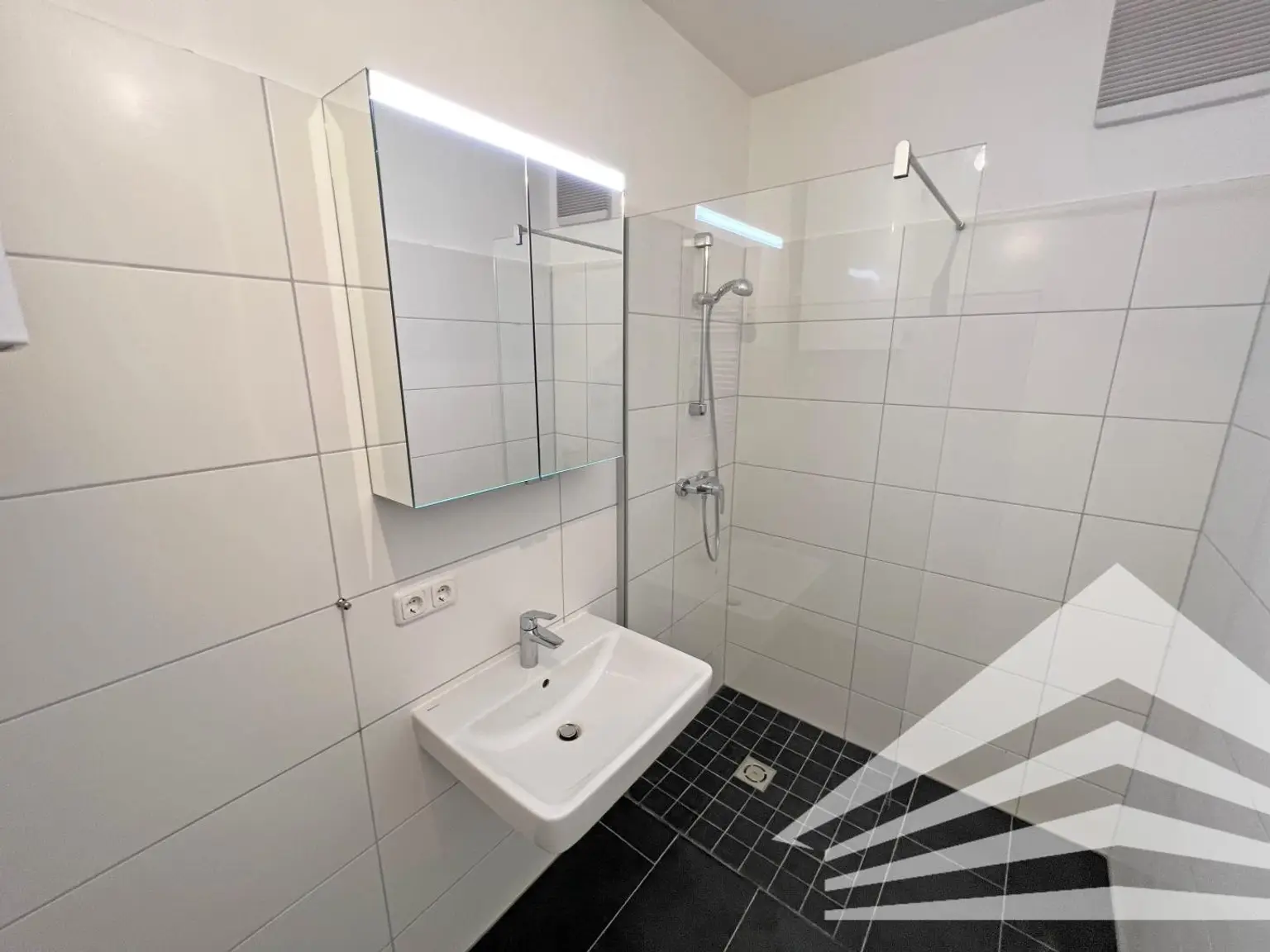 Renovierte 3 Zimmer-Altbau-Wohnung mit Küche in bester City-Lage - Nähe Landstraße