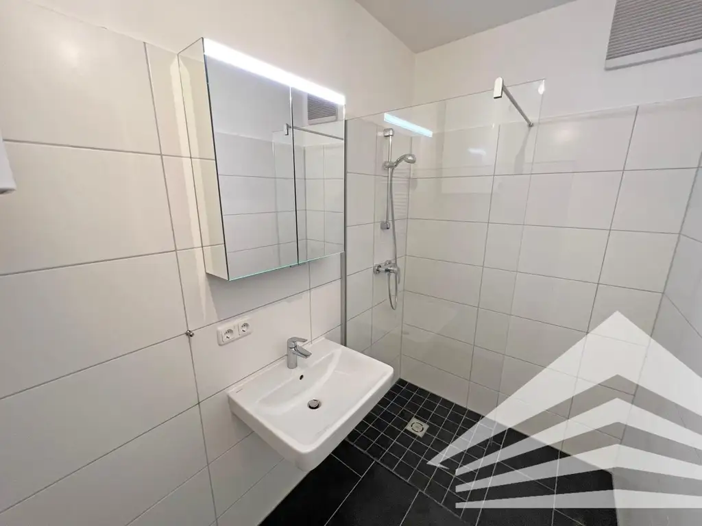 Renovierte 3 Zimmer-Altbau-Wohnung mit Küche in bester City-Lage - Nähe Landstraße